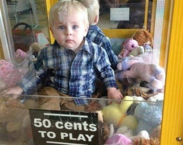 Αγοράκι εγκλωβίστηκε σε μηχάνημα με λούτρινα παιχνίδια