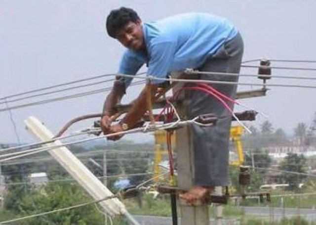 ANEKΔΟΤΟ: O ηλεκτρολόγος και η... γυναίκα του