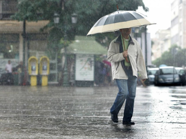 Καιρός: Επιμένουν οι βροχές