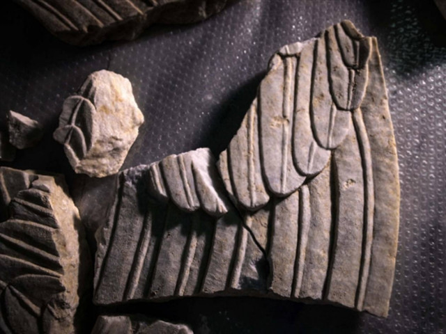 Αμφίπολη: Στη δημοσιότητα τα τμήματα από τα φτερά των Σφιγγών (pics&vid)