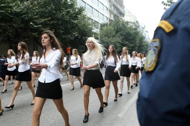 Η γυμνάστρια που μαγνήτισε τα βλέμματα στην παρέλαση (pic)