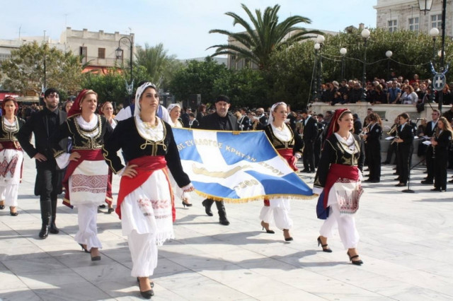 Κυκλάδες: Τίμησαν την επέτειο του «ΟΧΙ» οι Κρητικοί της Σύρου