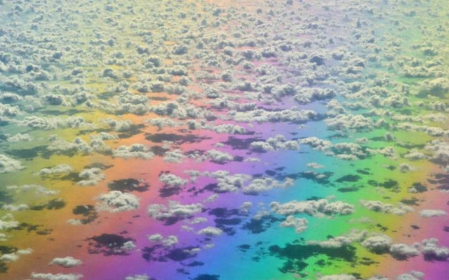 Επιβάτης αεροπλάνου «συλλαμβάνει» το καλύτερο ουράνιο τόξο!