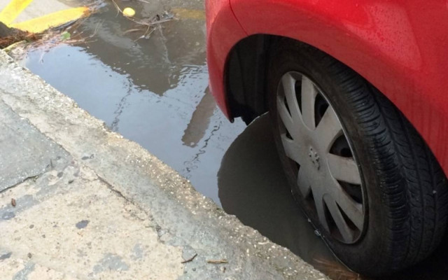 Βροχερό το σκηνικό στους δρόμους της Αθήνας