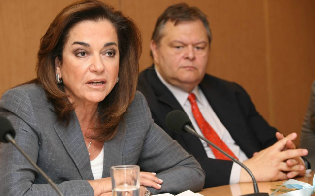 Η Ντ. Μπακογιάννη εκθέτει Βενιζέλο για τους μικροομολογιούχους