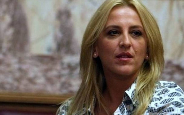 Η Ρένα Δούρου εγκαλεί τον Α. Ντινόπουλο για έλλειψη σοβαρότητας