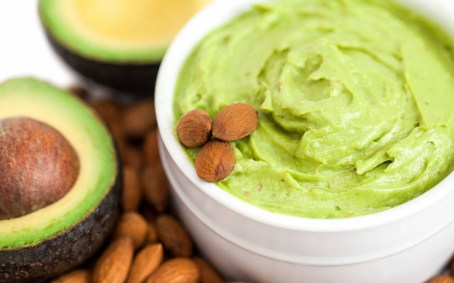 Λαμπερά μαλλιά με μπανάνα: 2 φυσικές συνταγές