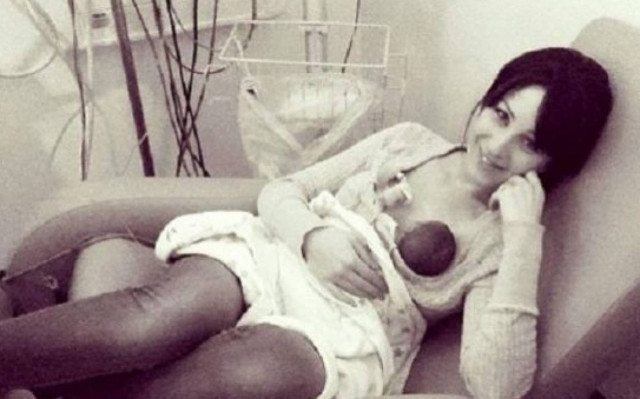 Φωτογραφία με μητέρα να θηλάζει το παιδί της «κατέβηκε» από το Facebook