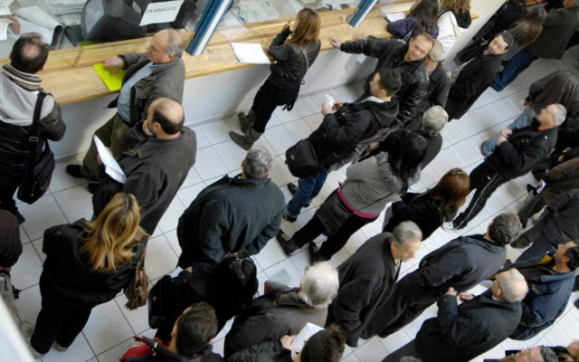 Ατέλειωτες ουρές στις τράπεζες λόγω ΕΝΦΙΑ και συντάξεων