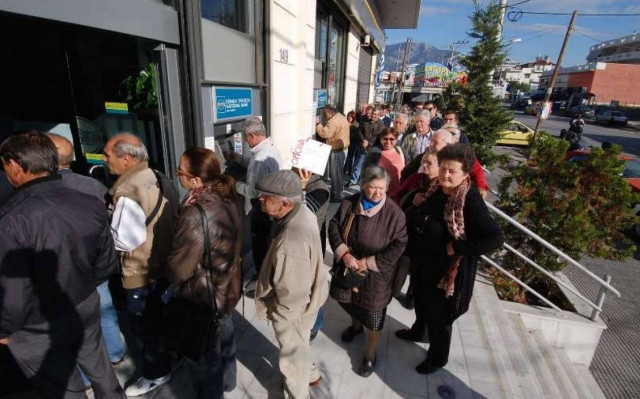Ατελείωτες ουρές και σήμερα στις τράπεζες για ΕΝΦΙΑ και συντάξεις