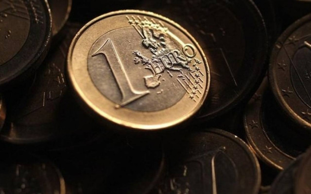 Νέες πιέσεις στο ευρώ