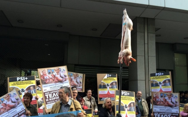 Κρέμασαν γουρούνι έξω από το υπουργείο Οικονομικών