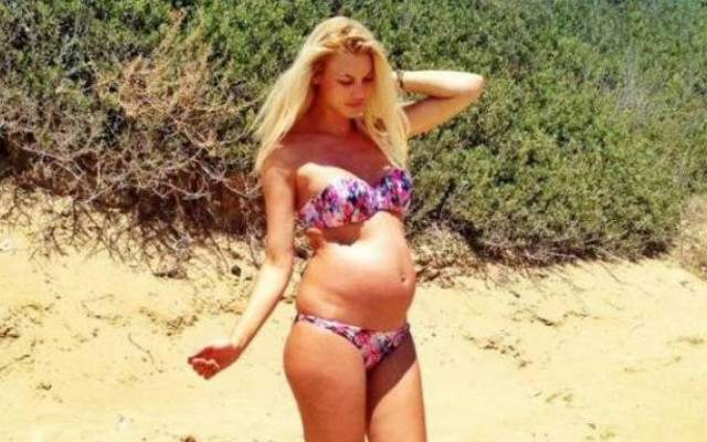 Ελληνίδα παρουσιάστρια γεννάει από λεπτό σε λεπτό