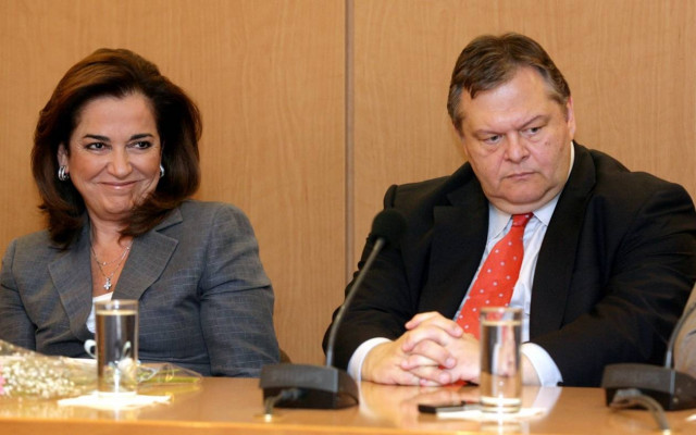 Η Ντόρα «έσφαξε με το γάντι» τον Βενιζέλο