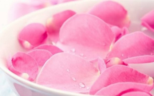 Ροδόνερο: 5 ιδιότητες που προστατεύουν την επιδερμίδα σας!