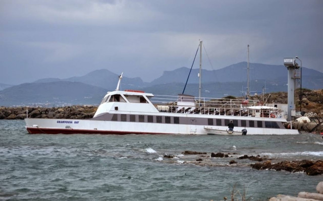 Χανιά: Hμιβύθιση τουριστικού σκάφους στην Κίσσαμο