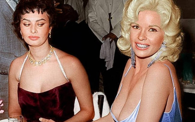 «Φοβήθηκα ότι το στήθος της θα πέσει στο... πιάτο μου»