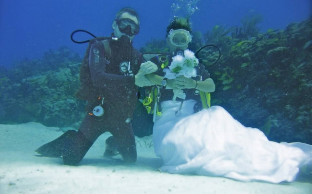 Ζευγάρι παντρεύτηκε στο βυθό της Κρήτης!