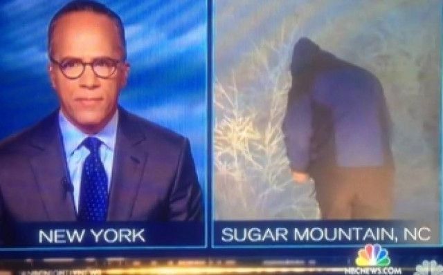 Η κάμερα έπιασε το δημοσιογράφο να... κάνει την ανάγκη του!