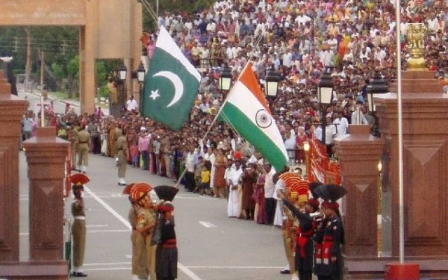 Δεκάδες νεκροί από επίθεση καμικάζι στα σύνορα Ινδίας – Πακιστάν