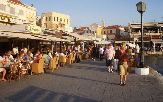 Ανοίξανε τα μισά καταστήματα στα Χανιά