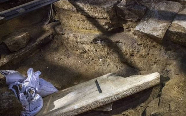 Amphipolis: The mystery of the ditch and the scenarios for the despoilment of the tomb