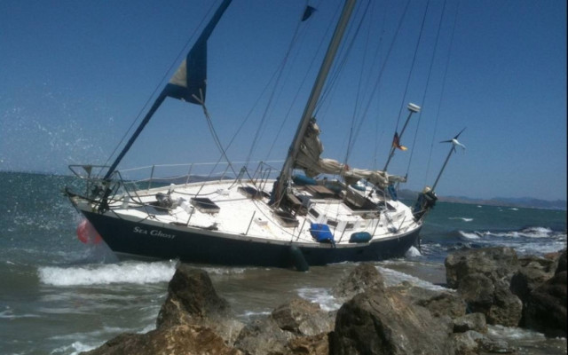 Προσάραξη ιστιοφόρου σε βραχώδη περιοχή της Σύρου