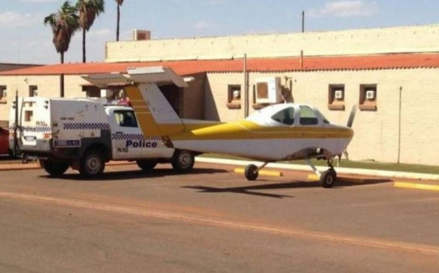 Πάρκαρε το μονοπλάνο του έξω από την παμπ...