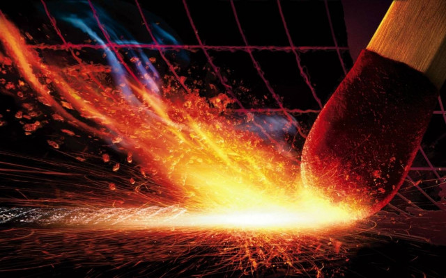 Σοκ στον Βόλο: Έβαλε φωτιά στη γυναίκα του μπροστά στα παιδιά τους