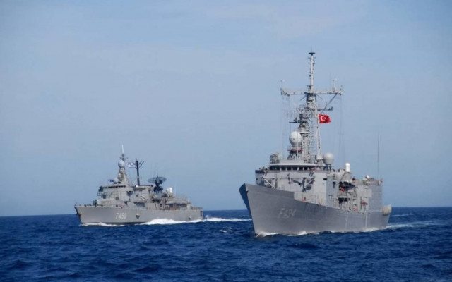 Νέα πρόκληση των Τούρκων: Κορβέτα «κόβει» βόλτες στο Αιγαίο
