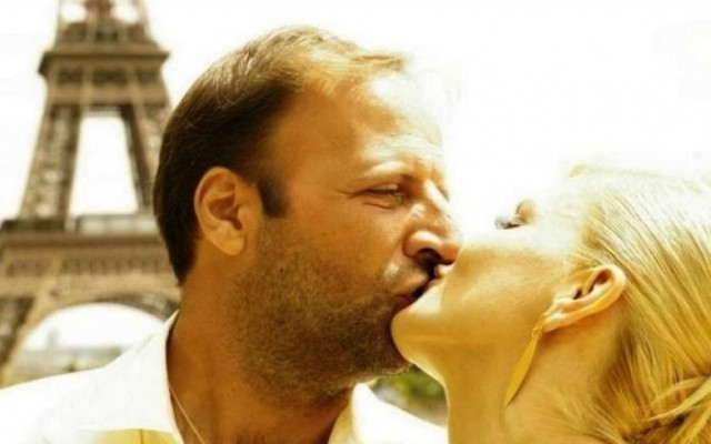 Δημήτρης Αποστόλου: Ο καυστικός Παρθένος που σαρκάζει και αυτοσαρκάζεται