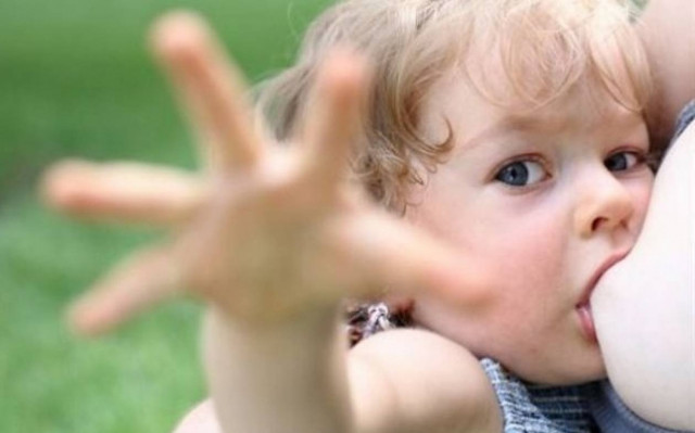 Μοναδικό: Μητέρα θηλάζει το νηπιάκι της στη φύση!