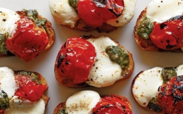 Εύκολες μπρουσκέτες με τοματίνια, πέστο και buffalo μοτσαρέλα!