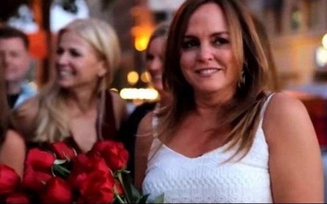 Επρόκειτο να συναντήσει τον άνδρα της, αλλά αντ' αυτού την περίμενε μια έκπληξη!