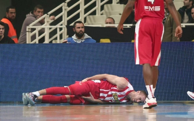 Ολυμπιακός: Ένα μήνα εκτός ο Λοτζέσκι