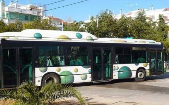 Υποχρεωτική επιβίβαση σε λεωφορεία και τρόλεϊ από την μπροστινή πόρτα