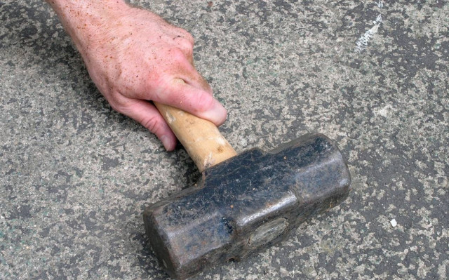 Επίθεση με βαριοπούλα στα Εξάρχεια