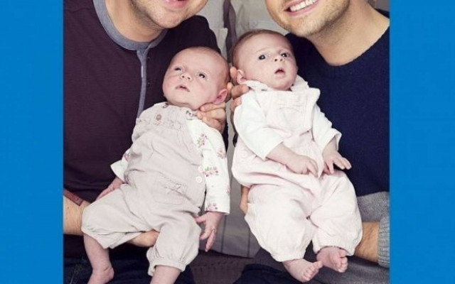 Φίλοι-συμπαρουσιαστές έγιναν για 1η φορά μπαμπάδες σχεδόν ταυτόχρονα!