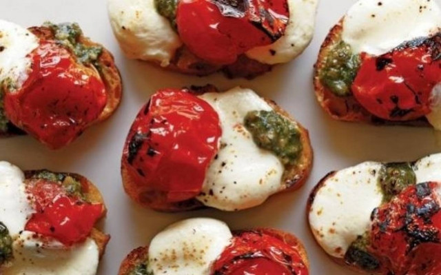 Εύκολες μπρουσκέτες με τοματίνια, πέστο και buffalo μοτσαρέλα!