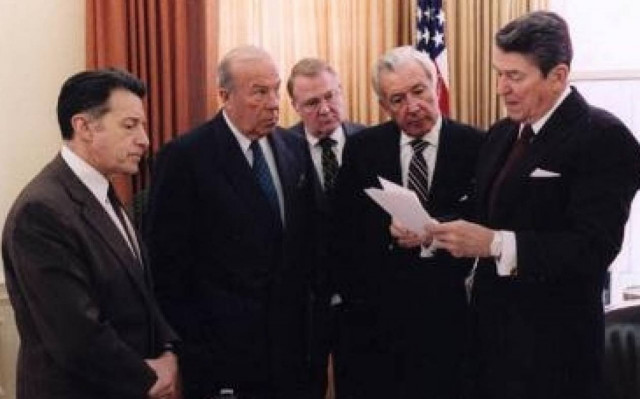 Σαν σήμερα το 1985 ξεσπά το σκάνδαλο Irangate