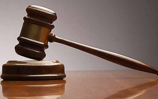 Σάλο προκαλεί η φωτογραφία δικαστίνας με... μπικίνι