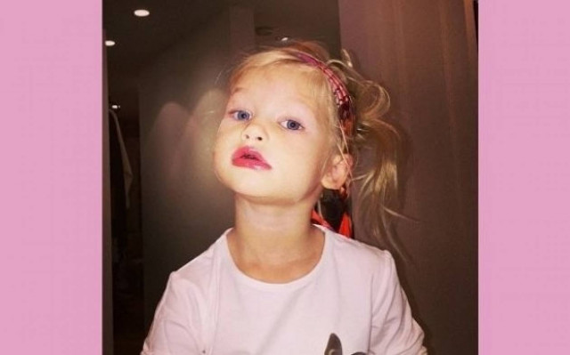 Πήρε τα καλλυντικά της διάσημης μαμάς της για να της μοιάσει