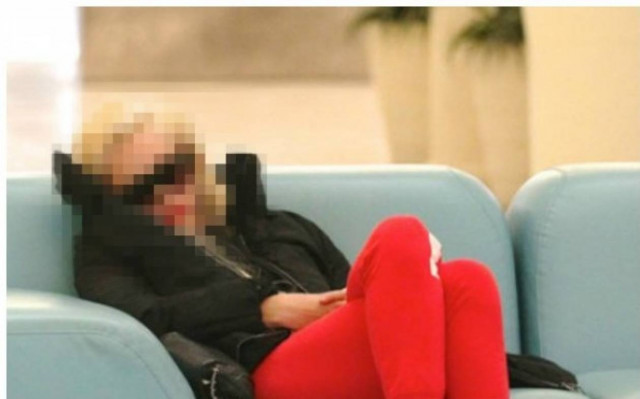 Παπαράτσι συνέλαβαν star να κοιμάται σε εμπορικό κέντρο