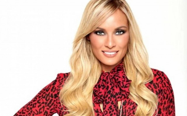 Η Ελεονώρα Μελέτη γδύνεται και καπνίζει! Πείθει όμως;