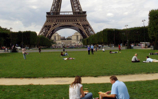 Περιπλανηθείτε στη μαγευτική Πόλη του Φωτός