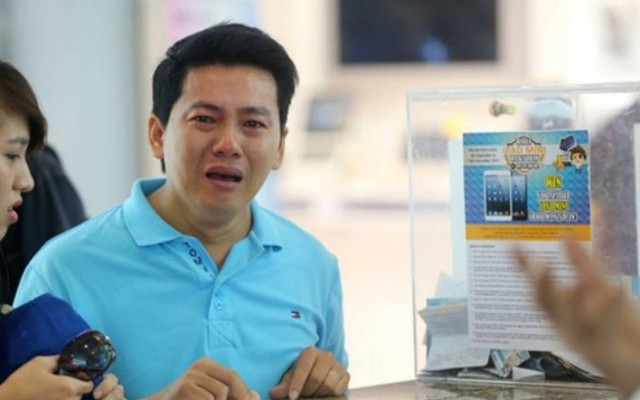 Φτωχός εργάτης ικετεύει για αποζημίωση μετά από αγορά iPhone