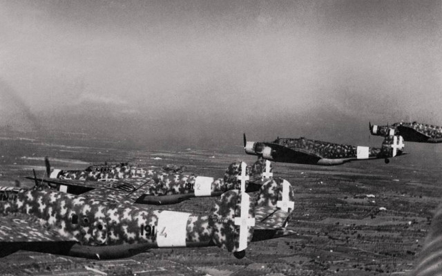 Π.Καρύκα : «Οι Ιταλοί βομβαρδίζουν την Ελλάδα»