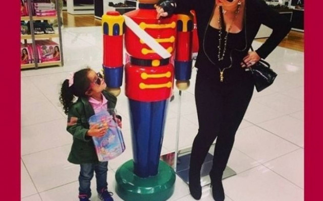 Μαμά και κόρη ξεκίνησαν τις χριστουγεννιάτικες αγορές!