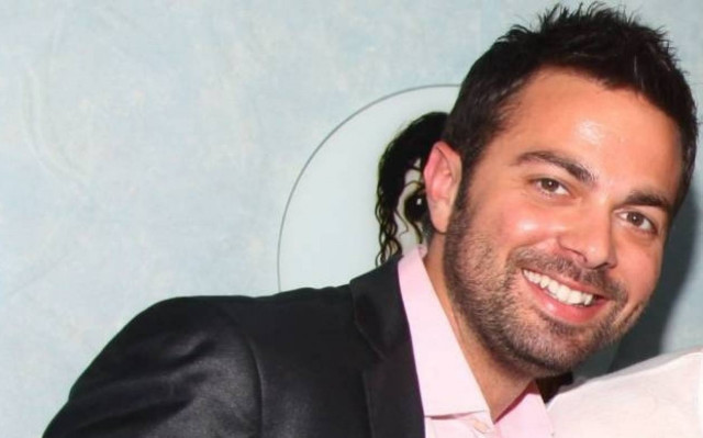 Ηλίας Βρεττός: Δείτε τον τραγουδιστή με τους γονείς του