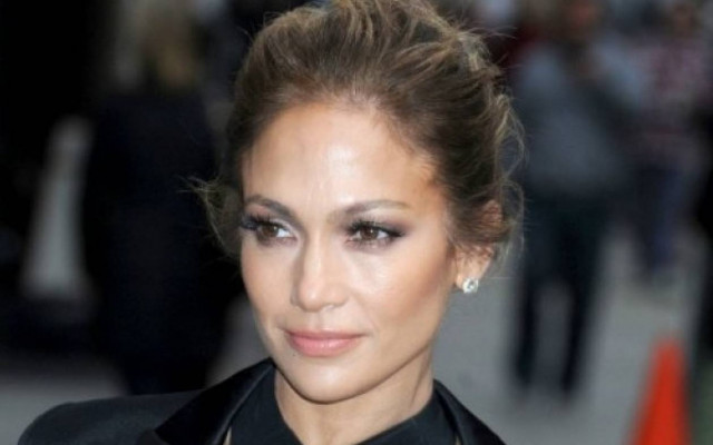 Η JLo δίνει μαθήματα για το τέλειο βραδινό look